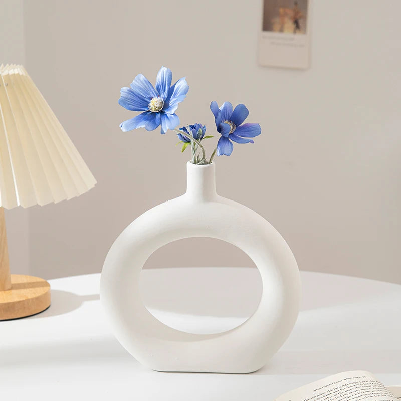 Moderne Keramisk Vase i Hvidt Minimalistisk Design