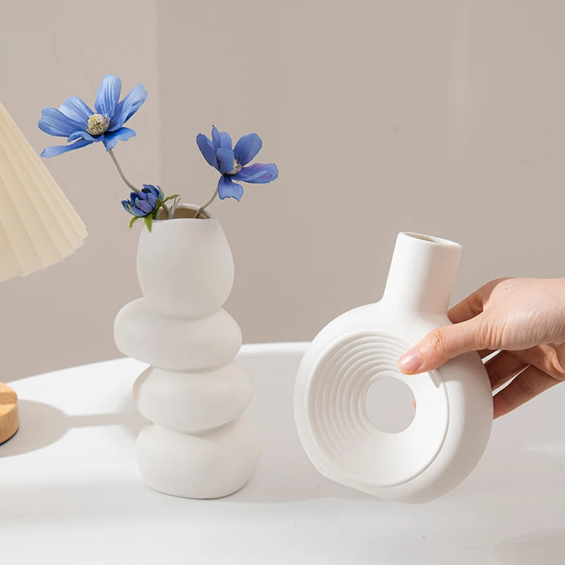 Moderne Keramisk Vase i Hvidt Minimalistisk Design