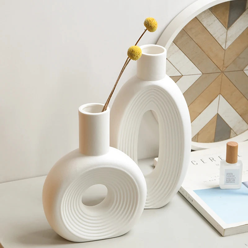 Moderne Keramisk Vase i Hvidt Minimalistisk Design